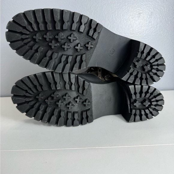 Falls creek Stylish Women's Black and Tan Boots size 10 - Picture 6 of 7